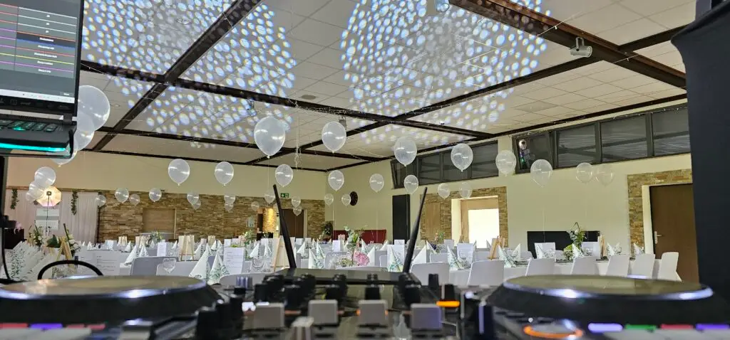 Hochzeits-DJ Saarland – Elegantes DJ-Setup mit Moving Heads und moderner Lichttechnik von DJ Christian Michalski.