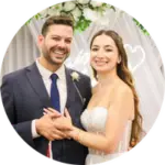 Ein glückliches, lachendes Brautpaar bei der Feier – musikalisch perfekt begleitet von ihrem Hochzeit DJ Saarland.