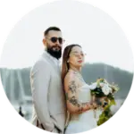 Modernes und stylisches Brautpaar mit Sonnenbrillen und Tattoos – euer Hochzeit DJ Saarland für trendbewusste Events und erstklassige Party-Musik.