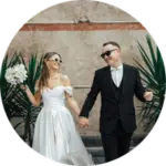 Ein tanzendes, lachendes Brautpaar im modernen Look – die perfekte Stimmung mit eurem Hochzeit DJ Saarland.