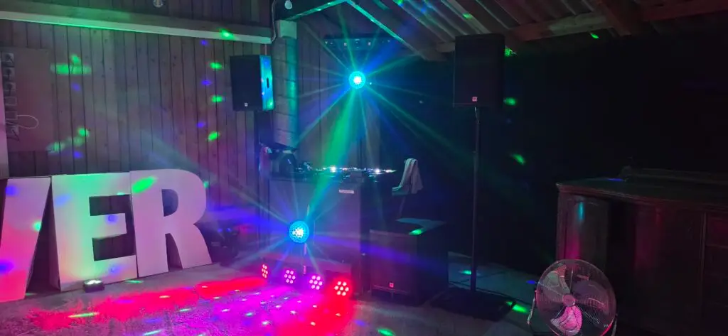 Professionelles DJ-Equipment mit moderner Lichtanlage und Tanzflächen-Beleuchtung von einem Hochzeits DJ im Saarland.