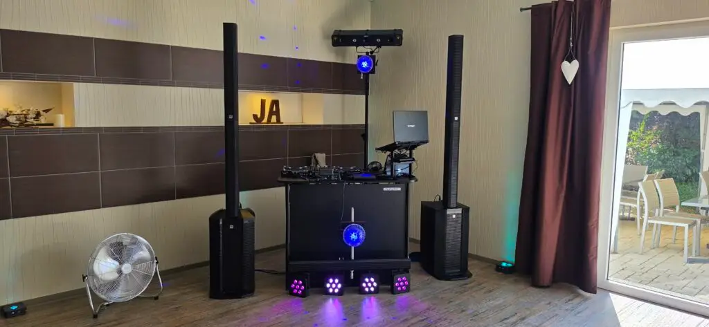 Modernes DJ-Setup mit eleganten Säulenlautsprechern und dezenter Lichtanlage von einem Hochzeits DJ im Saarland.