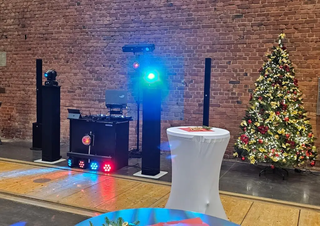 Professionelles DJ-Equipment mit Moving Heads und Lichteffekten bei einer winterlichen Hochzeitsfeier im Saarland mit Weihnachtsbaum.