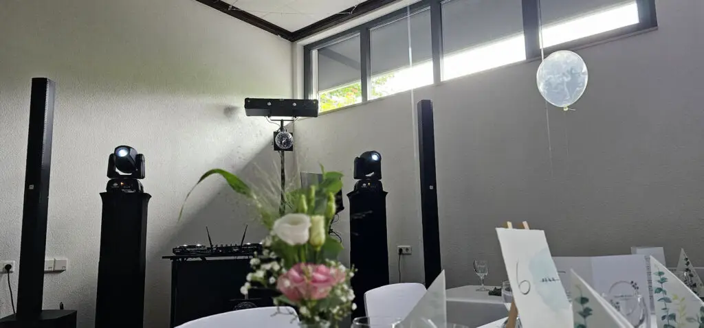 Sauberes DJ-Setup mit modernen Säulenlautsprechern und Moving-Head-Lichteffekten von einem Hochzeits DJ im Saarland.
