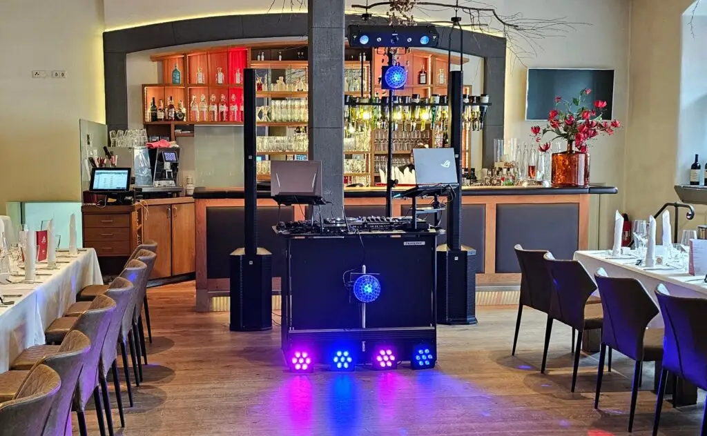 Professionelles DJ-Equipment und Lichtanlage für Hochzeiten im Saarland – DJ-Pult Aufbau im Schloss Burgbrohl