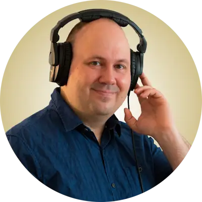 Hochzeits-DJ Saarland – Porträt von Christian Michalski (DJ Schalli) mit Kopfhörern für Hochzeiten und Events.